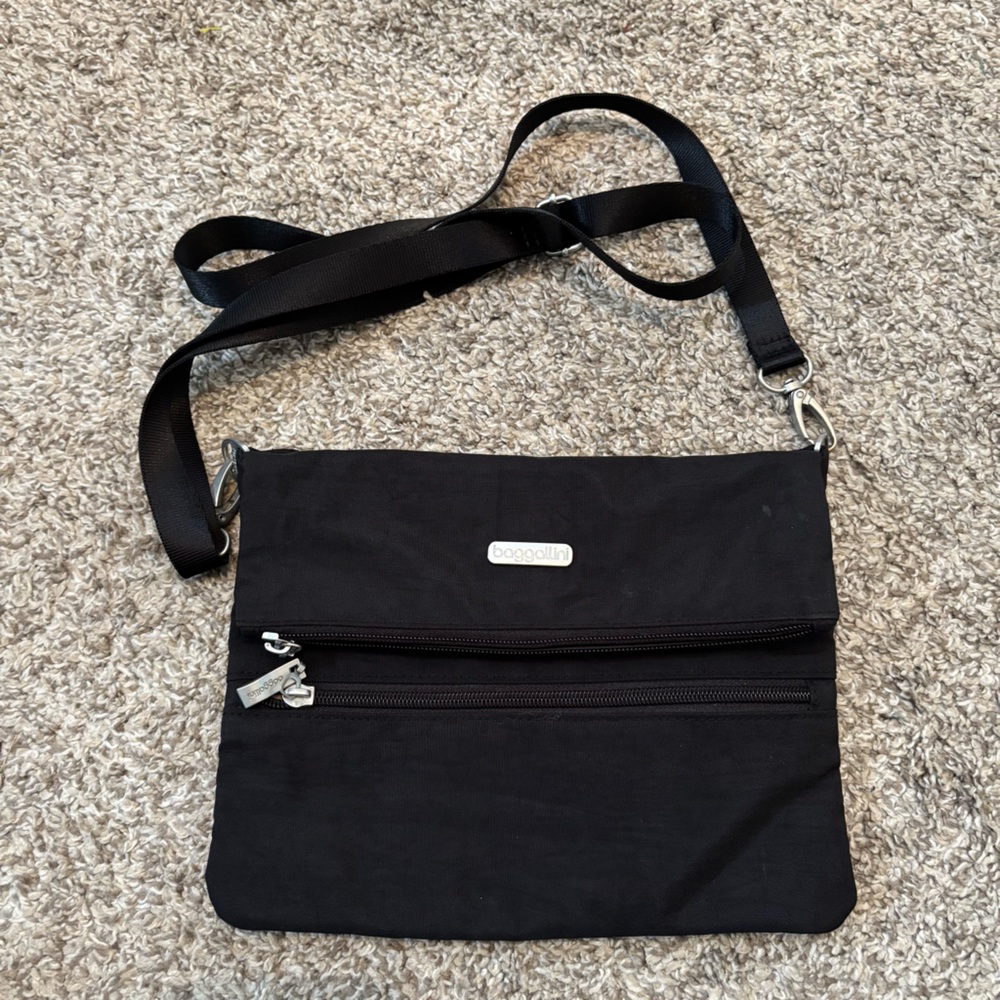 Small Baggallini black purse